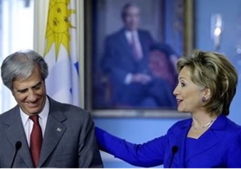 En la conferencia conjunta con el presidente uruguayo Tabaré Vázquez, Clinton pidió a Venezuela ser más transparente en su política de compra de armas. (Foto: AP)