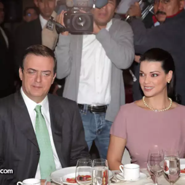 Marcelo Ebrard, Rosalinda Bueso.