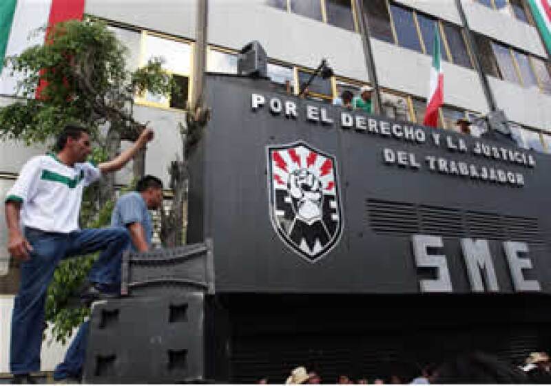 El SME prohibió a sus trabajadores aceptar la indemnización propuesta por el Gobierno federal. (Foto: Notimex)