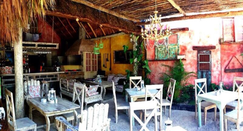 Ya inició el verano y si eres de los que emprenderá el viaje a la Riviera Maya no puedes dejar de pasar las alternativas para comer deli, y te damos otros consejos muy útiles.