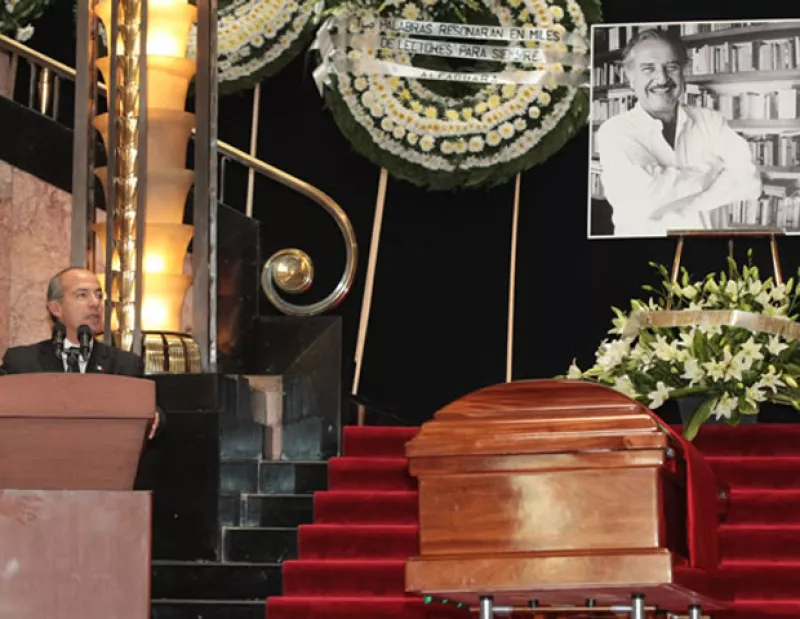 En el Palacio de Bellas Artes, el presidente Felipe Calderón, Federico Reyes-Heroles, Marcelo Ebrard y Consuelo Sáizar recordaron a Carlos Fuentes, el hombre y el artista.