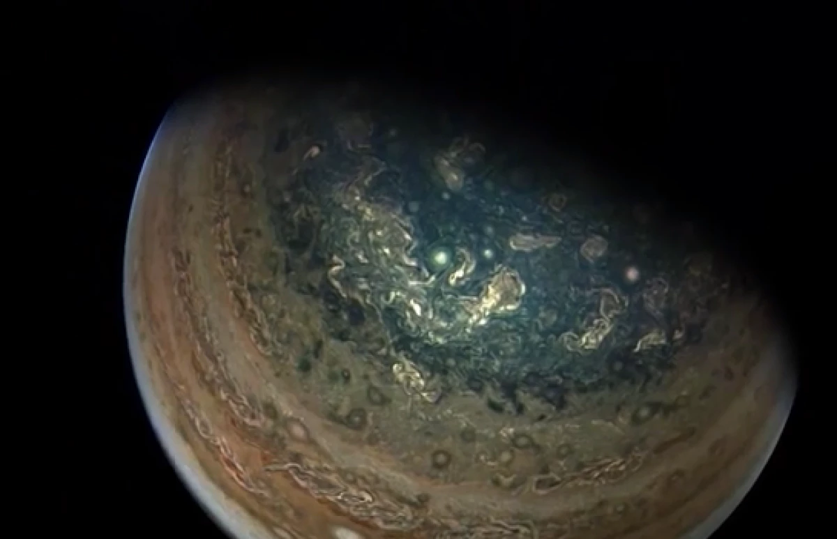 La misión Juno revela las gigantescas tormentas polares de Júpiter