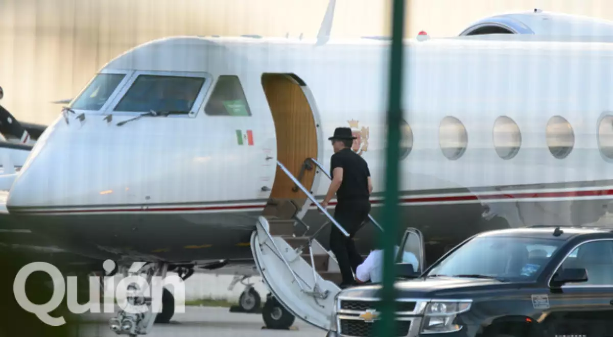Captamos en exclusiva al ídolo mexicano abordando su avión privado desde Cancún para continuar con su gira en Sudamérica, donde dará un show hoy.