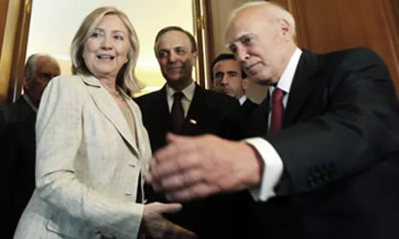 El presidente de Grecia, Karolos Papoulias, le da la bienvenida a Hillary Clinton durante su encuentro en Atenas. (Foto: Reuters)