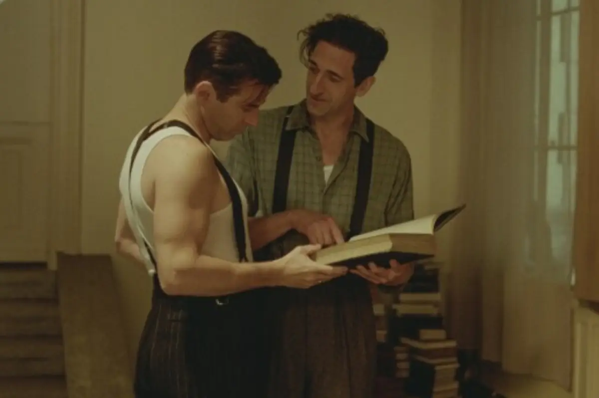 Dos actores de cine tienen un libro en las manos
