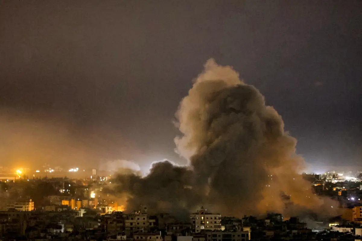 En la imagen se observa la noche en Beirut opacada por columnas de humo enormes tras bombardeos israelís en zonas pobladas. (Imagen principal del artículo 'Israel bombardea Líbano y confirma muerte de líderes de Hezbolá). 