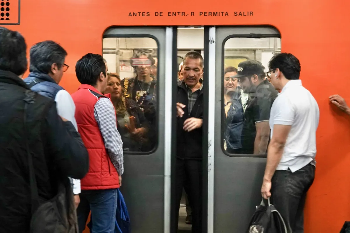 Usuarios que transitan por el Sistema de Transporte Colectivo Metro como parte de su rutina diaria para llegar a sus destinos; algunos pasan varias horas en el transporte.