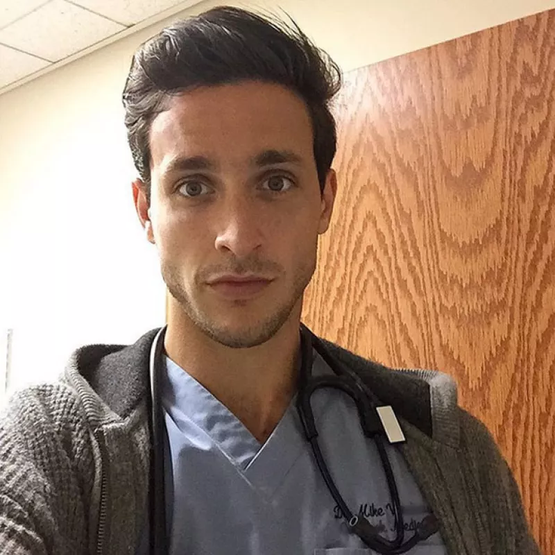 El doctor neoyorquino ha causado sensación en redes sociales con cada foto que publica.