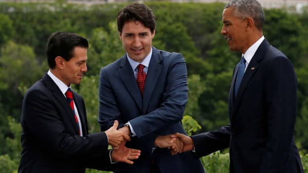 El presidente de México, Enrique Peña Nieto; el primer ministro de Canadá, Justin Trudeau, y el presidnete de Estados Unidos, Barack Obama, se dan la mano mientras posan para la foto de la Cumbre de Líderes de América Norte en Ottawa, Canadá.
