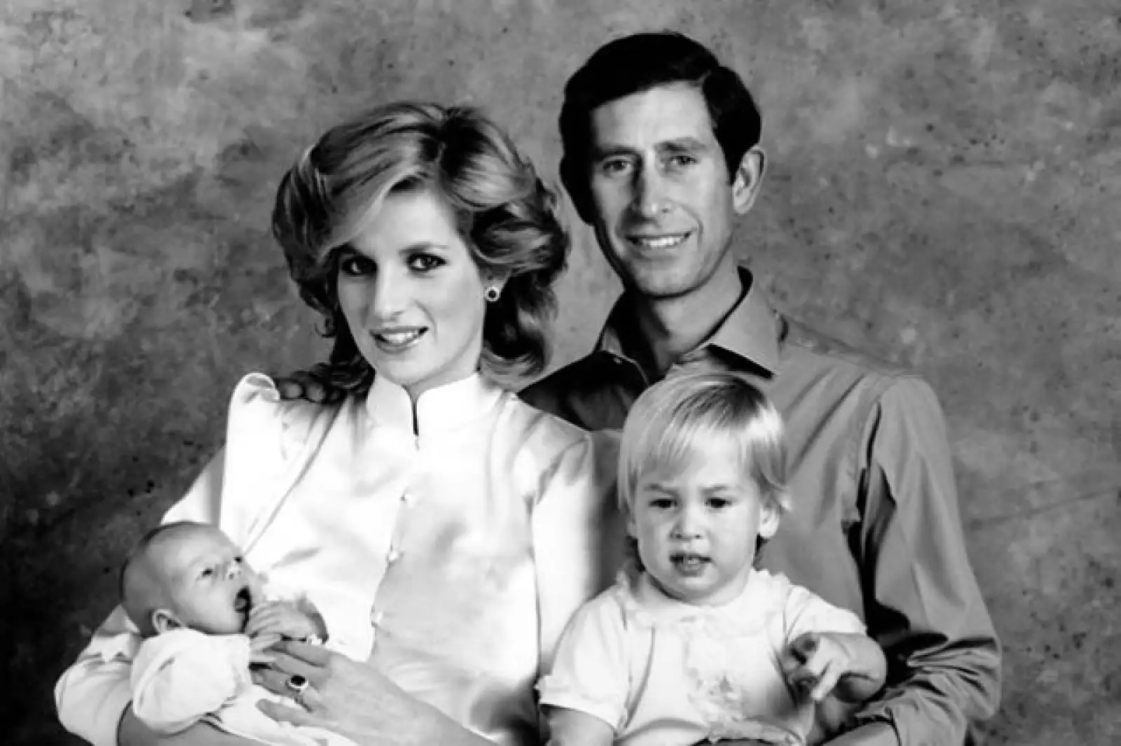 Los príncipes Guillermo y Enrique de Inglaterra han tenido que vivir con la ausencia de su madre Diana de Gales después de que ésta falleciera polémicamente en un accidente automovilístico en el Puente de Alma en París, junto a su entonces pareja Dodi Al.