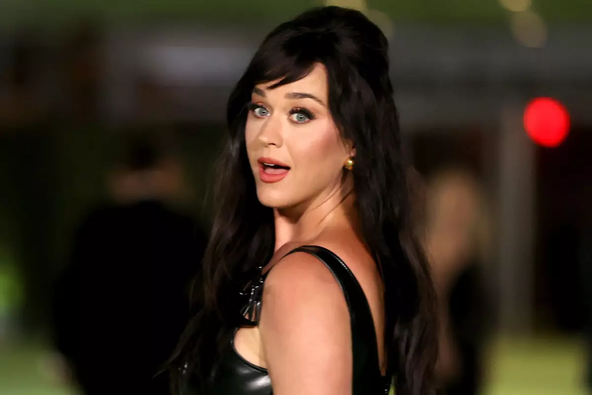 Katy Perry lanza pizza al público en Las Vegas