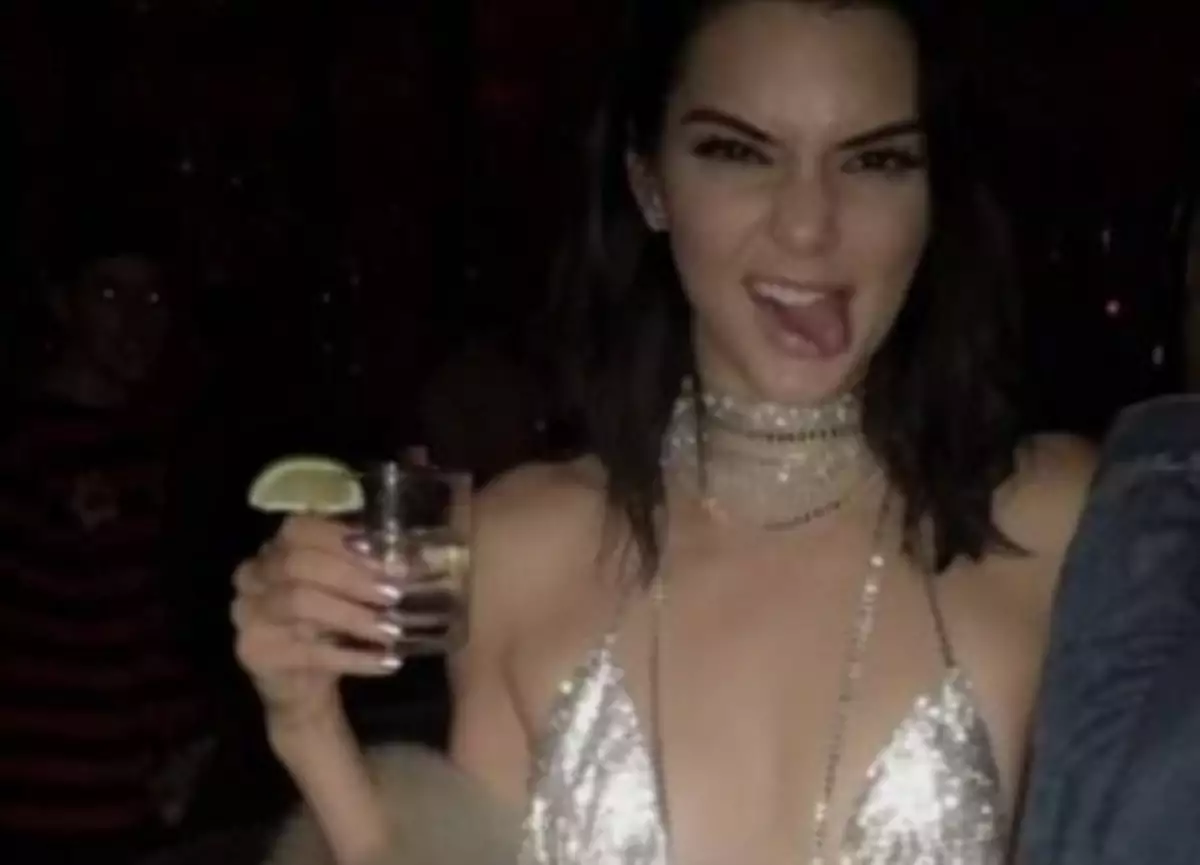 Kendall Jenner feliz en su festejo #21