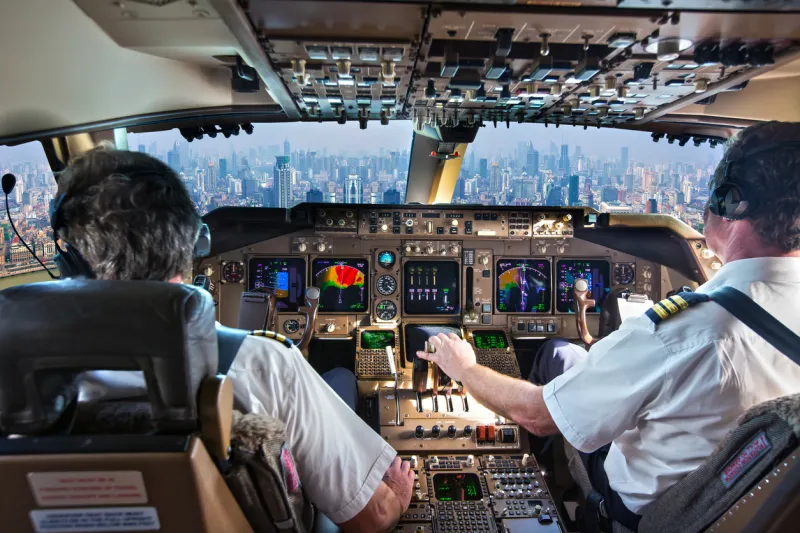 Pilotos en una cabina de avión en medio de un vuelo.