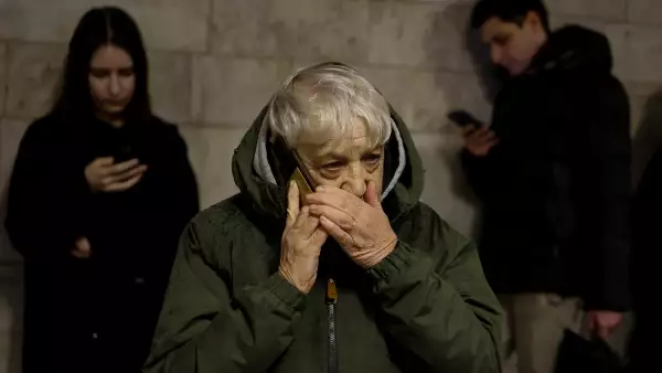 Personas unas comunicación móvil e internet junto a la estación del metro luego de los ataques rusos. 