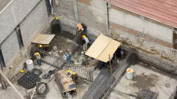 Vista área de una construcción en la Ciudad de México con alambrón y trabajadores