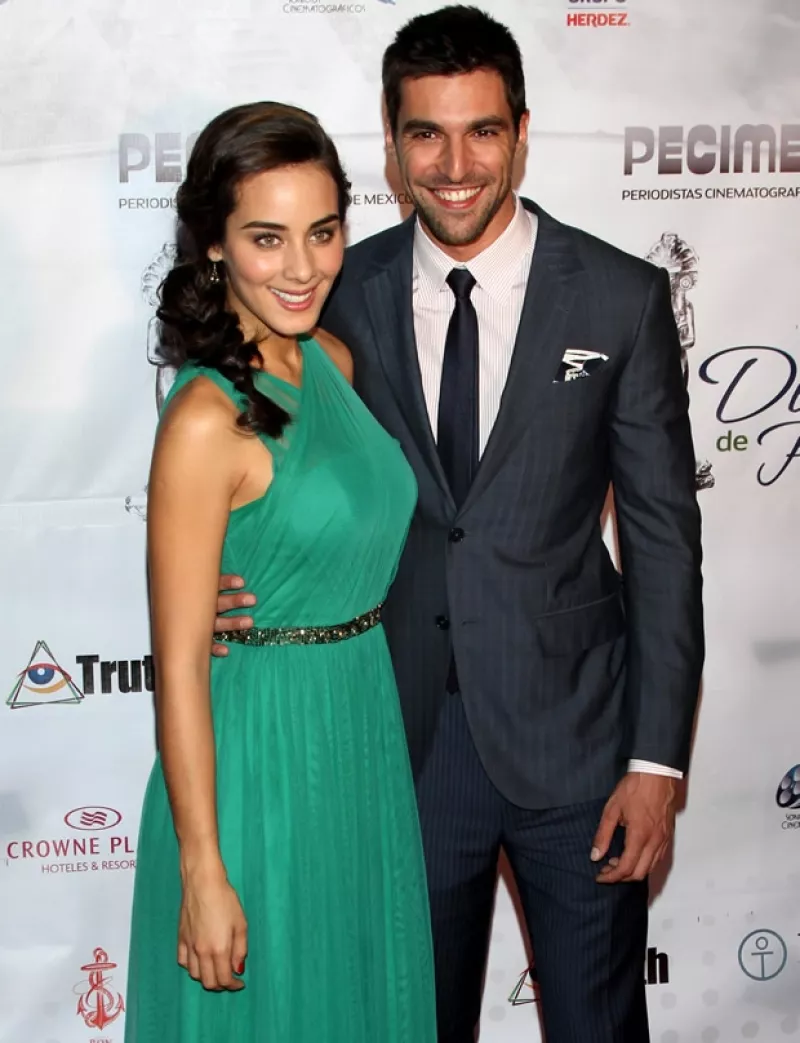 El actor, quien actualmente participa en la puesta en escena “Cuatro XXXX” mantiene un noviazgo con la actriz Esmeralda Pimentel dice estar muy enamorado pero desmiente rumores de boda.