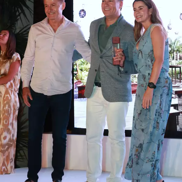 Gary Williams , Christian González y Montserrat Barrios 