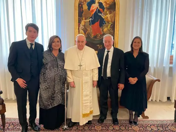 Xóchitl Gálvez y su familia con el papa Francisco