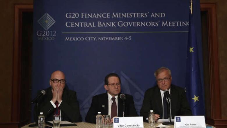 Victor Constancio (centro) vicepresidente del Banco Central Europeo y Olli Rehn (derecha) comisario europeo de Asuntos Monetarios en conferencia de prensa.