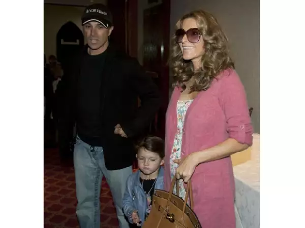 Sergio Mayer, Issabela Camil y la pequeña Camila Antonia están felices por la llegada del nuevo intergrante de la familia.