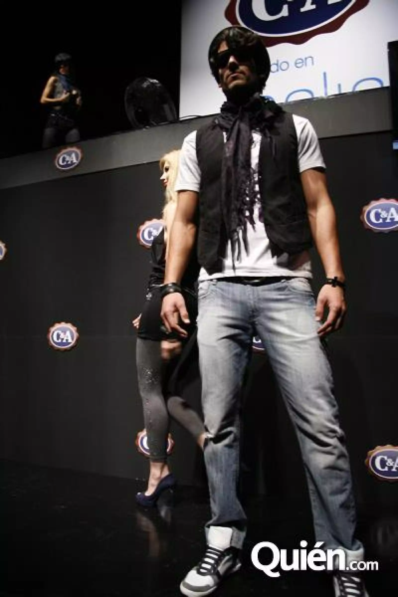 Presentación ropa estilo Thalia