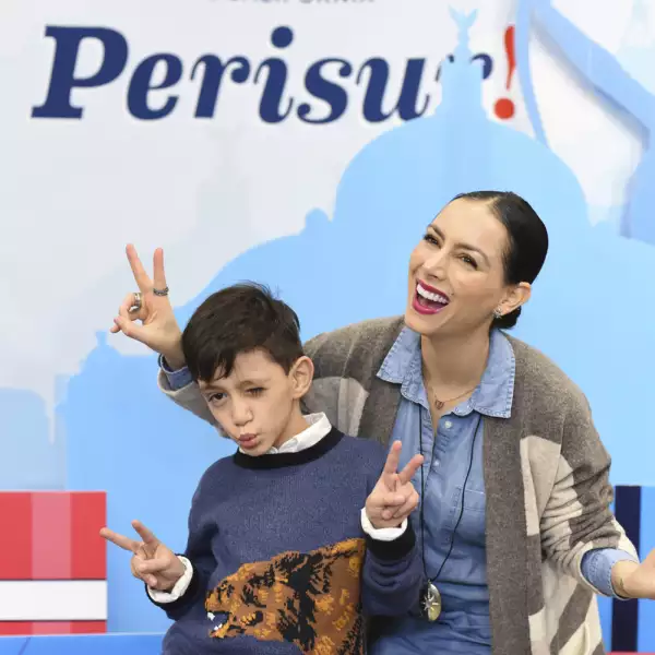 Claudia Lizaldi y su sobrino.jpg