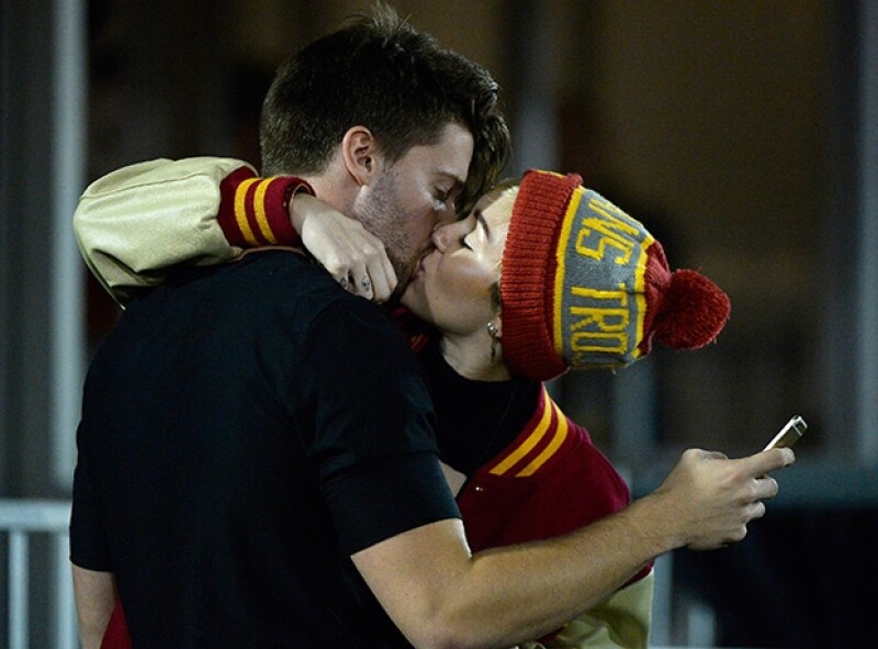 Miley Cyrus y Patrick se dejaron ver románticos en el encuentro de americano.