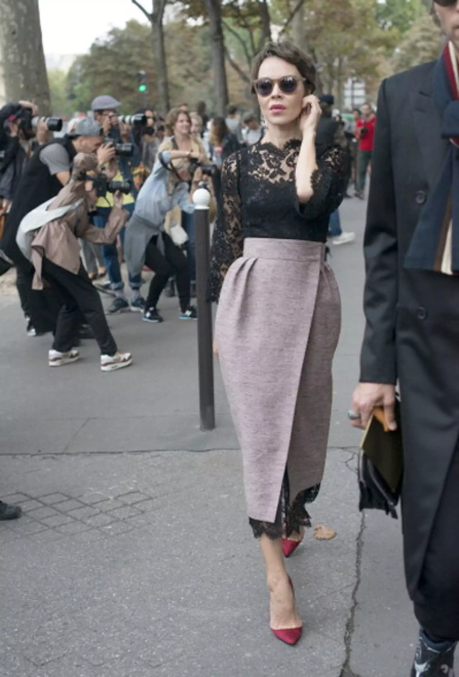 Encaje y mezcla de textura crean atuendos elegantes y auténticos.