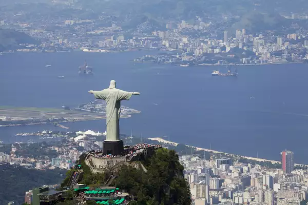 Vista aérea desde un helicóptero de Río de Janeiro con la montaña del Corcovado y la estatua de Cristo Redentor