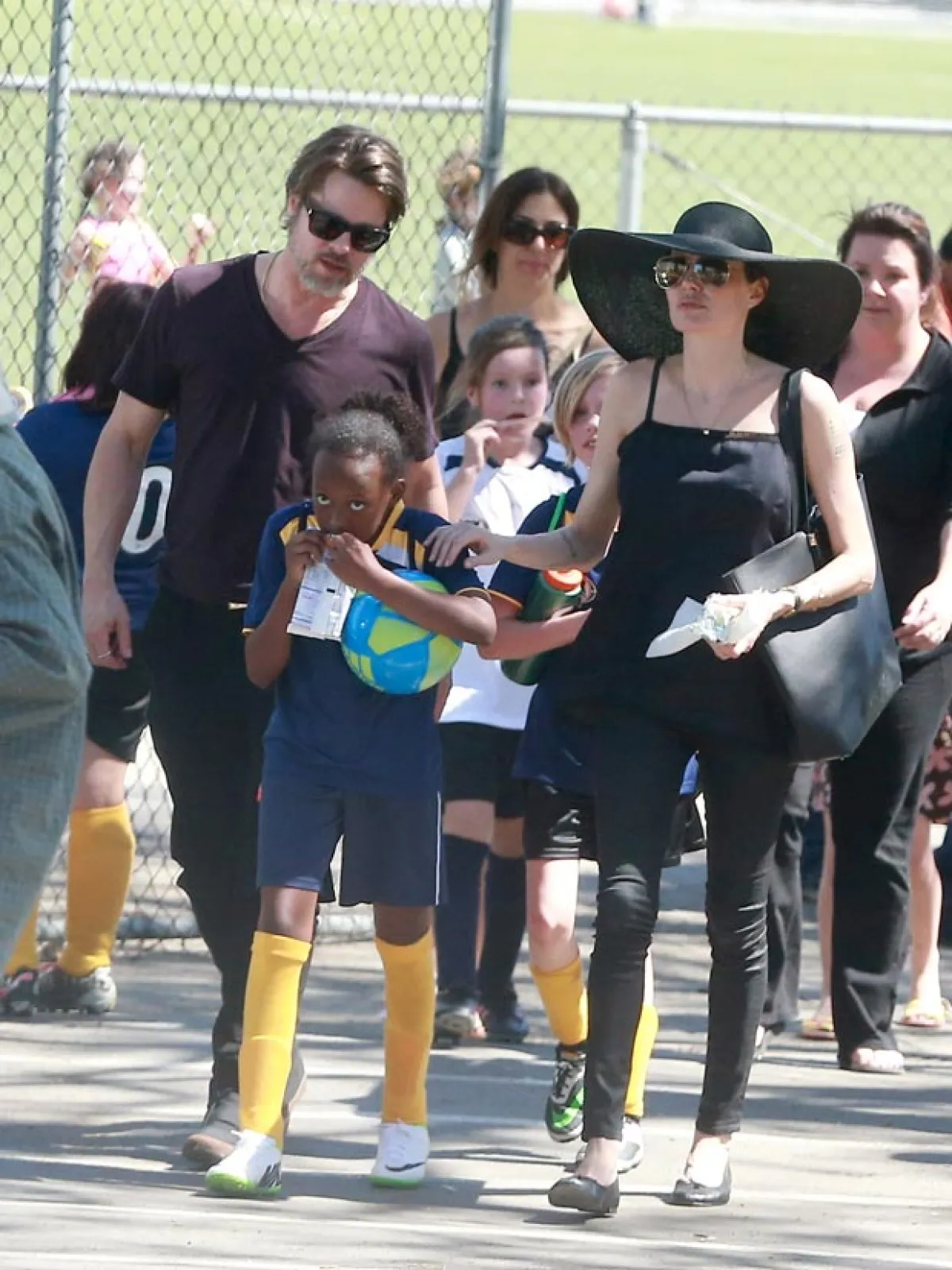 Al finalizar el partido, Brad Pitt les compró nieve a sus hijas y se dirigieron a su casa.