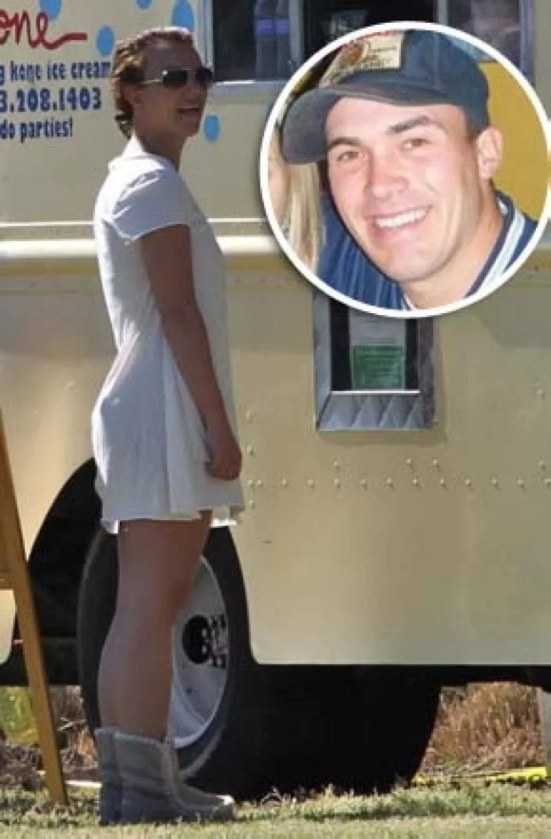 Aunque ya los habían visto juntos, esta vez los captaron saliendo de un spa y en un restaurante de comida mexicana. Y aunque no se muestran cariñosos, aseguran que Britney se ve divertida con él.
