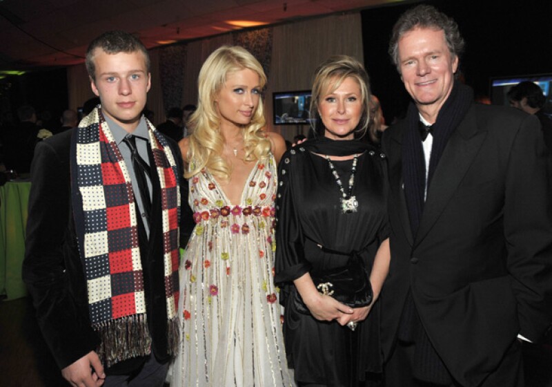 Conrad con su famosa hermana Paris y sus papás, Kathy y Rick Hilton.