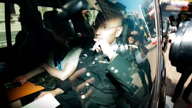 ex jefe de scotlan yard llega a una audiencia