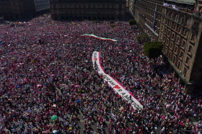 Miles de personas se dieron cita en Zócalo para protestar contra el Plan B de la reforma electoral.