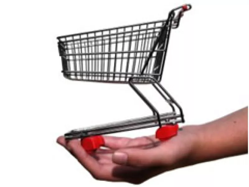 Las compras se enfocan a artículos de primera necesidad. (Foto: Archivo)