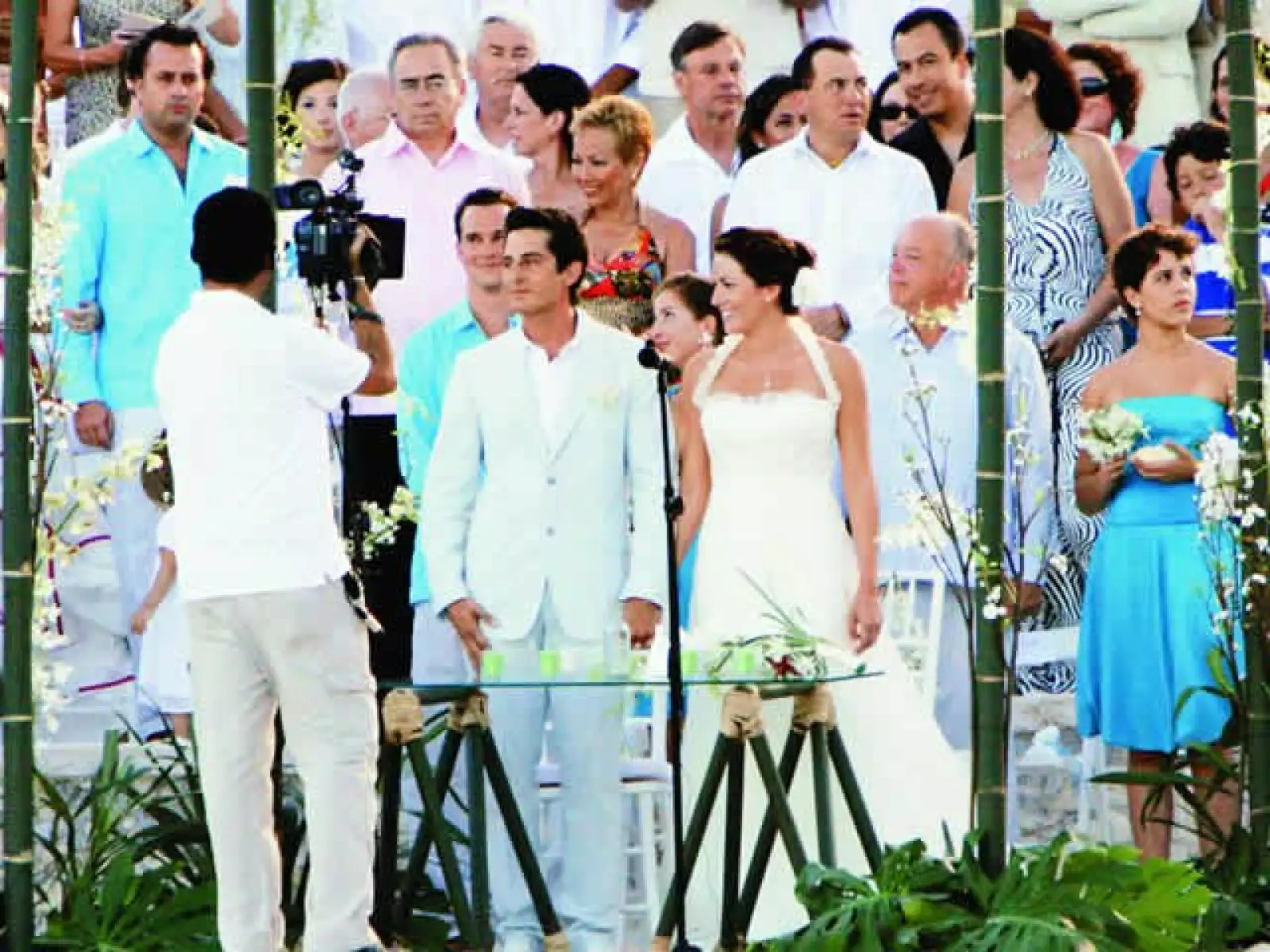 ALONDRA DE LA PARRA Y CARLOS ZEDILLO: BODA EN EL PARAÍSO. El hijo del ex presidente Ernesto Zedillo y la directora de la Filarmónica de las Américas consumaron su compromiso en las playas de Tulum, Quintana Roo.
