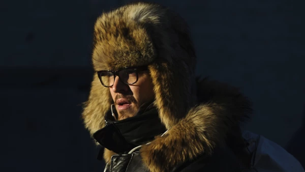 Un hombre camina hacia el servicio de metro abrigado para hacer frente a las bajas temperaturas causadas por un vórtice polar en Nueva York.