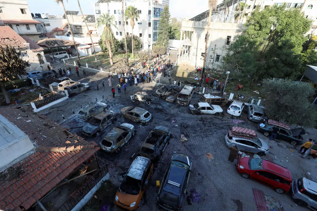 Una vista muestra un área del hospital Al-Ahli donde cientos de palestinos murieron en una explosión que los funcionarios israelíes y palestinos se culparon entre sí, y donde los palestinos que huyeron de sus hogares se refugiaron en medio del conflicto en curso con Israel, en la ciudad de Gaza, el 18 de octubre de 2023.