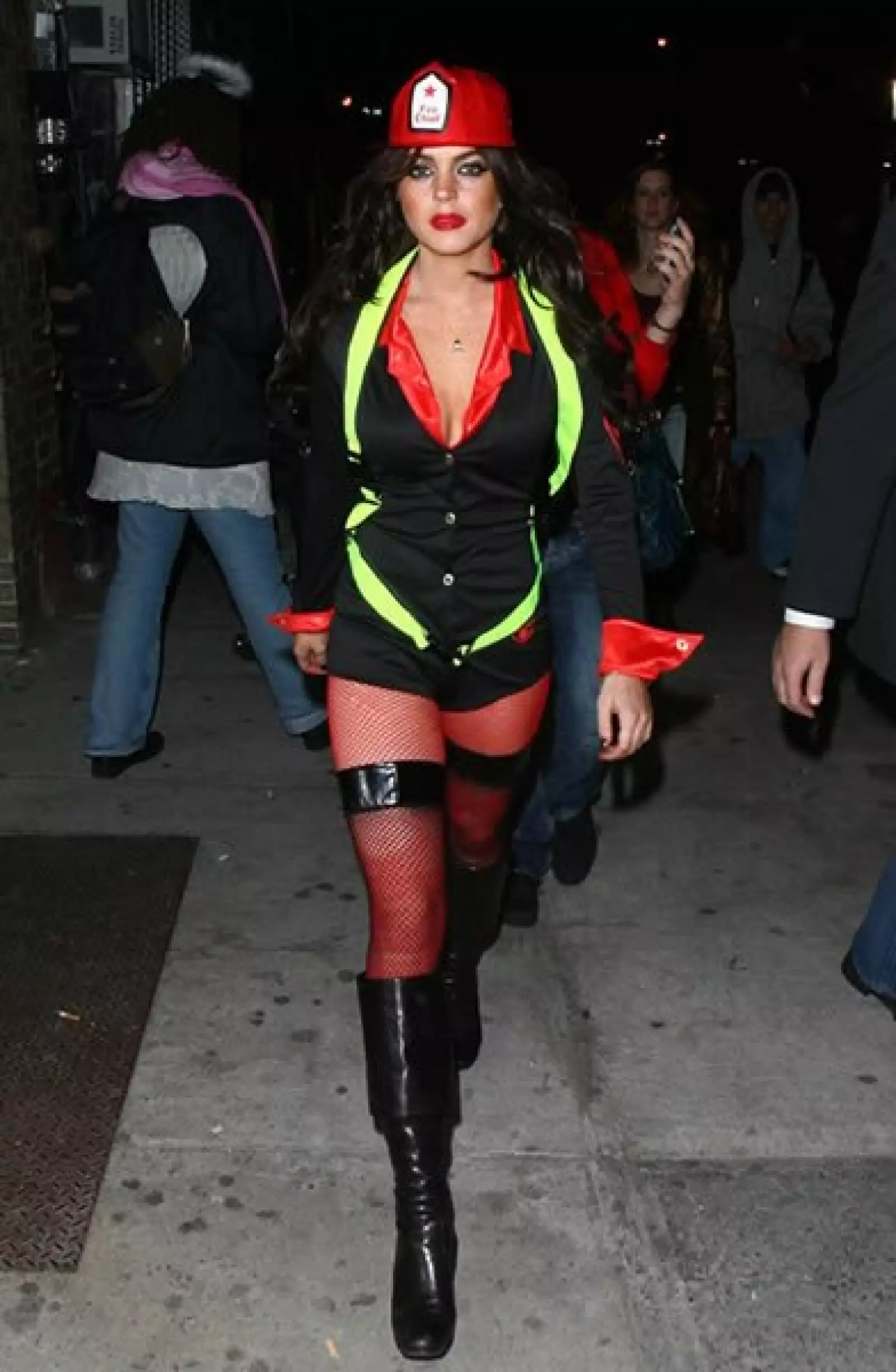 Las fiestas de disfraces son el momento perfecto para alocarse y Lindsay no las desaprovecha.