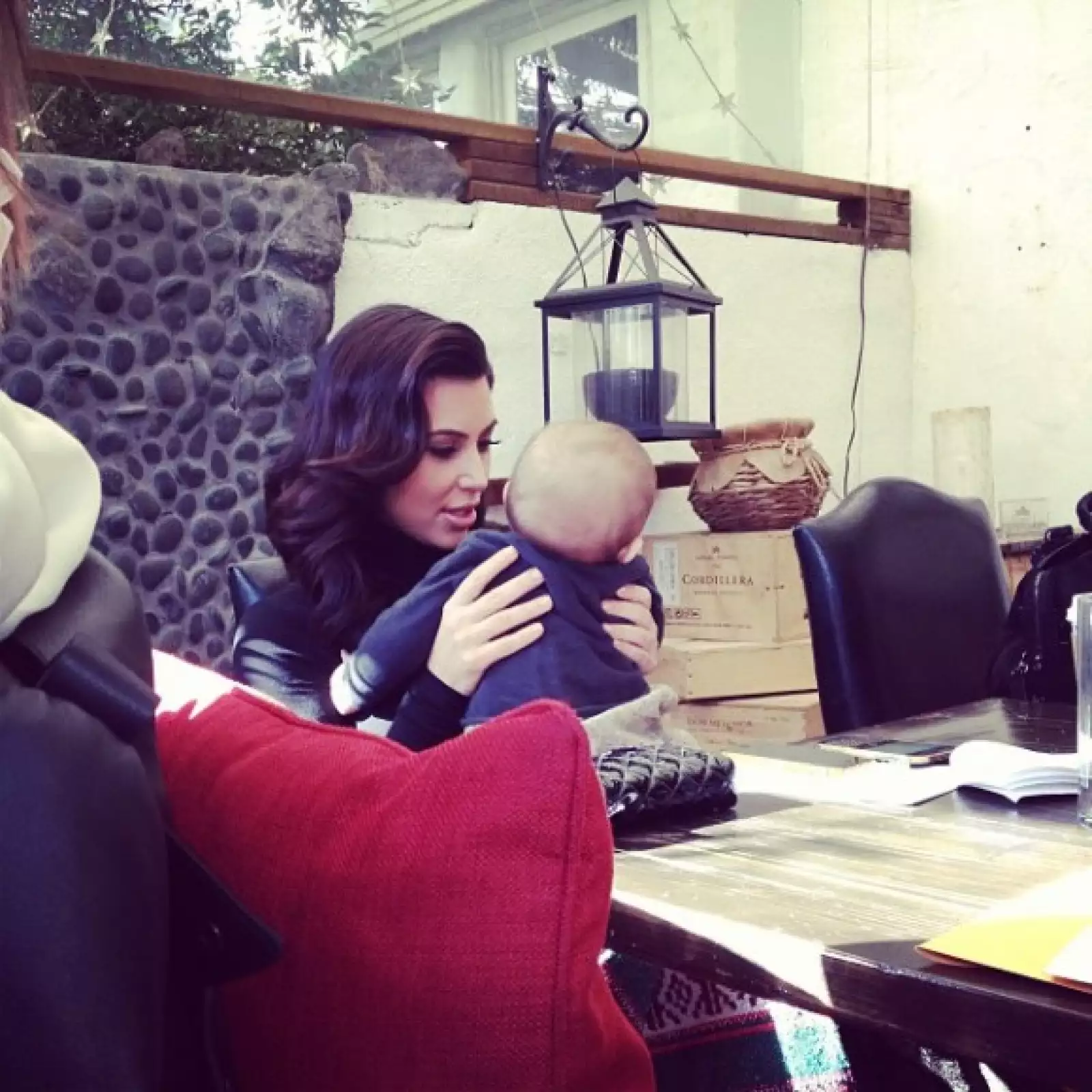 Penelope con su tía, la recién mamá, Kim Kardashian.