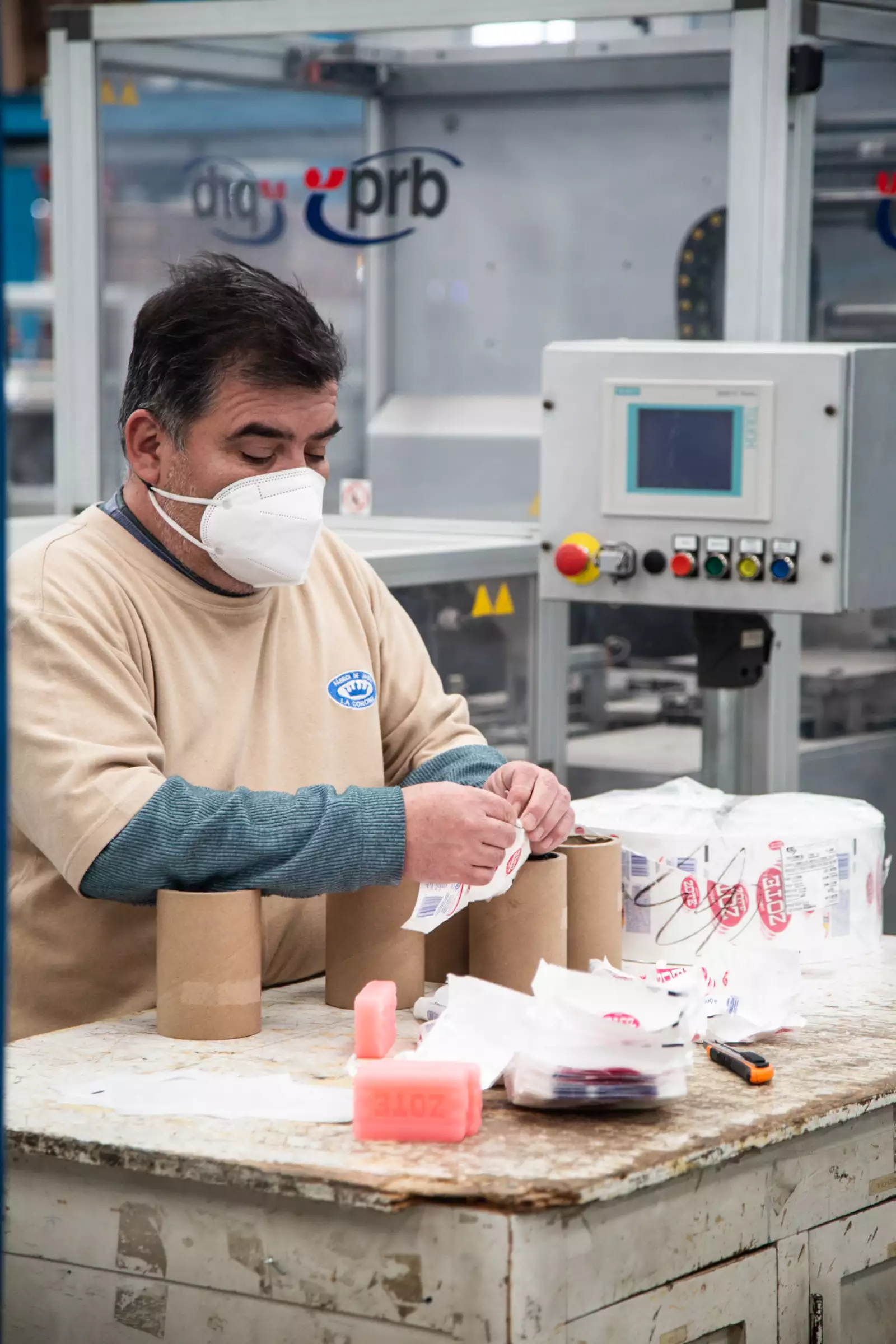 trabajadores-fabrica-la-corona-