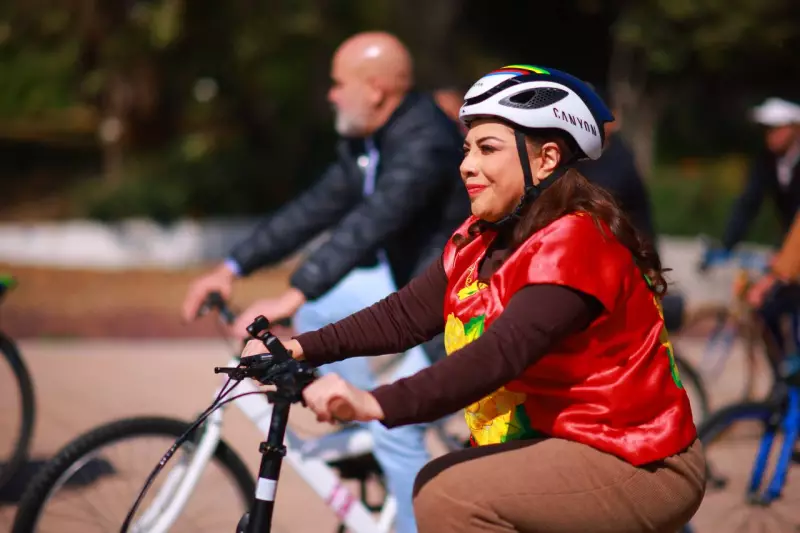 Clara Brugada en bici
