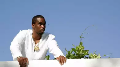 Foto de Sean Diddy Combs vestido de blanco para una de sus White Parties en los Hampton, Nueva York. (Imagen principal del artículo 'White Party y Freak Offs: así eran las controvertidas fiestas de P. Diddy')