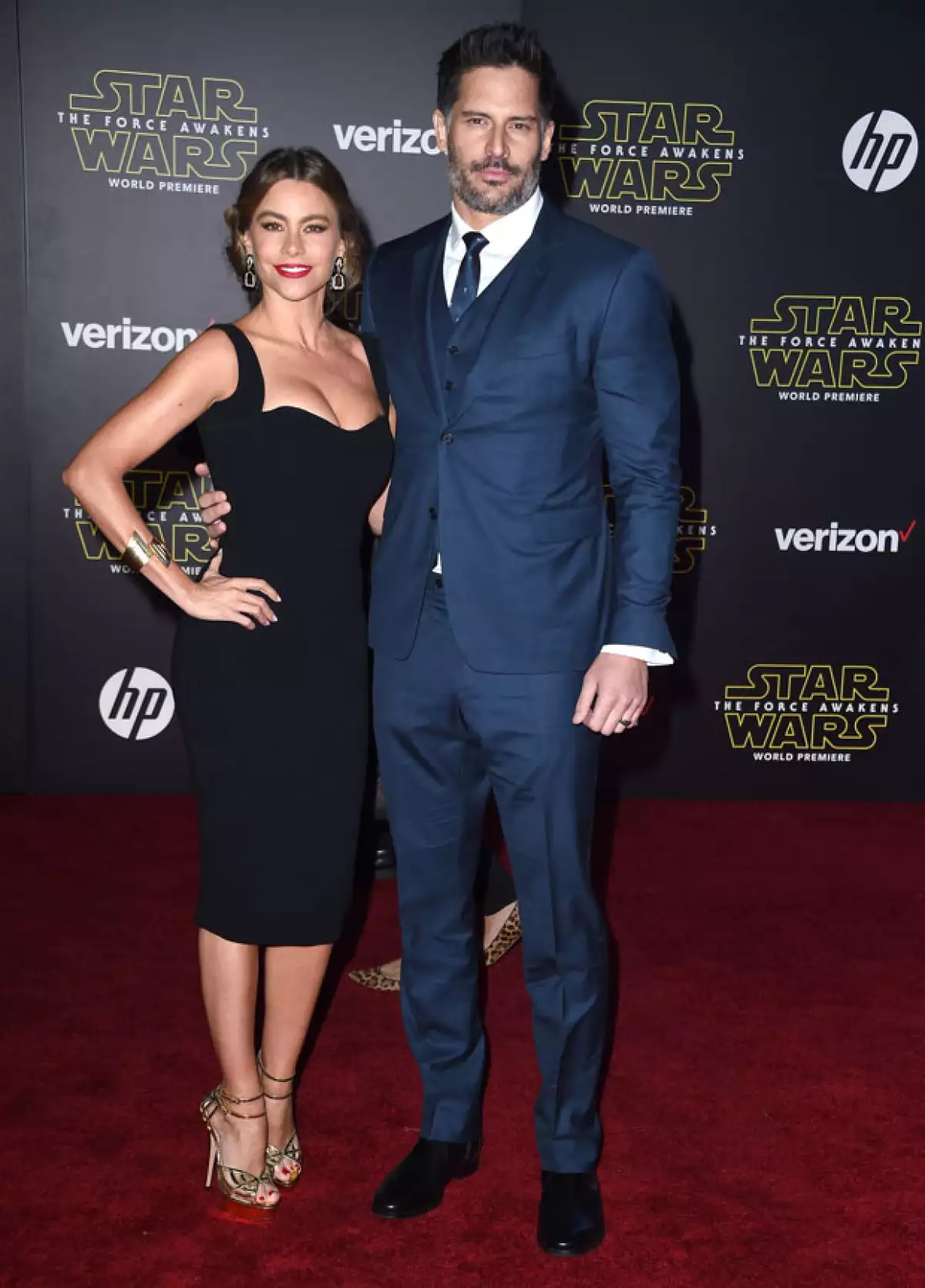 Hot couple! Los recién casados debutaron como marido y mujer durante la red carpet de la premiere de la tan esperada cinta, Star Wars.