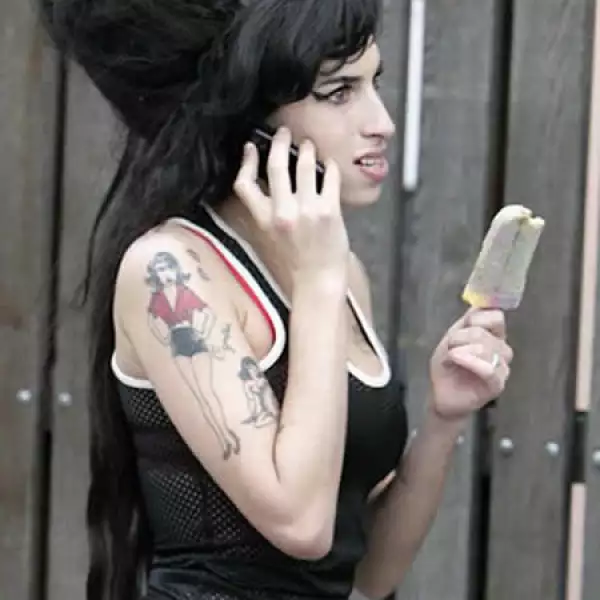 La polémica cantante Amy Winehouse tiene en total siete tatuajes; caricaturas de mujeres provocativas, un ave, una herradura y una pluma en sus brazos y un ancla que dice “Hello, sailor” en el abdomen.