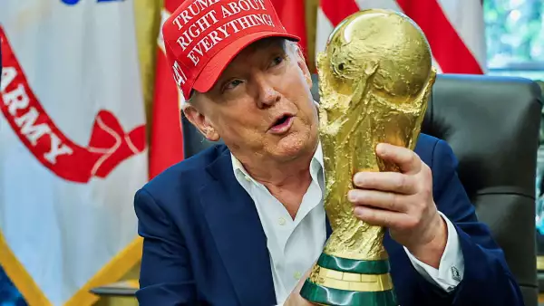 El presidente de Estados Unidos, Donald Trump, lleva un sobre que dice  "¡Trump tenía razón sobre todo!" y sostiene el Trofeo de la Copa Mundial de la FIFA, mientras hace un anuncio sobre la Copa Mundial de la FIFA 2026, en la Oficina Oval de la Casa Blanca en Washington, D.C., EE. UU., 22 de agosto de 2025.