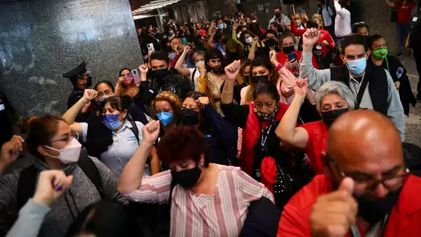 (Empleados abandonan la sede de Telmex después de que el sindicato de la empresa se declarara en huelga tras no llegar a un acuerdo con la empresa sobre un nuevo contrato colectivo de trabajo)