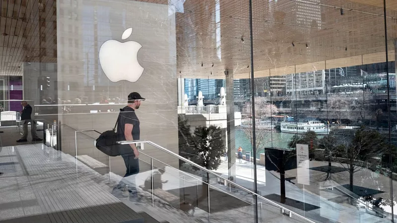 Apple intentó cuidar la cartera de sus clientes, pero ya es insostenible: Tim Cook confirma que subirán precios 