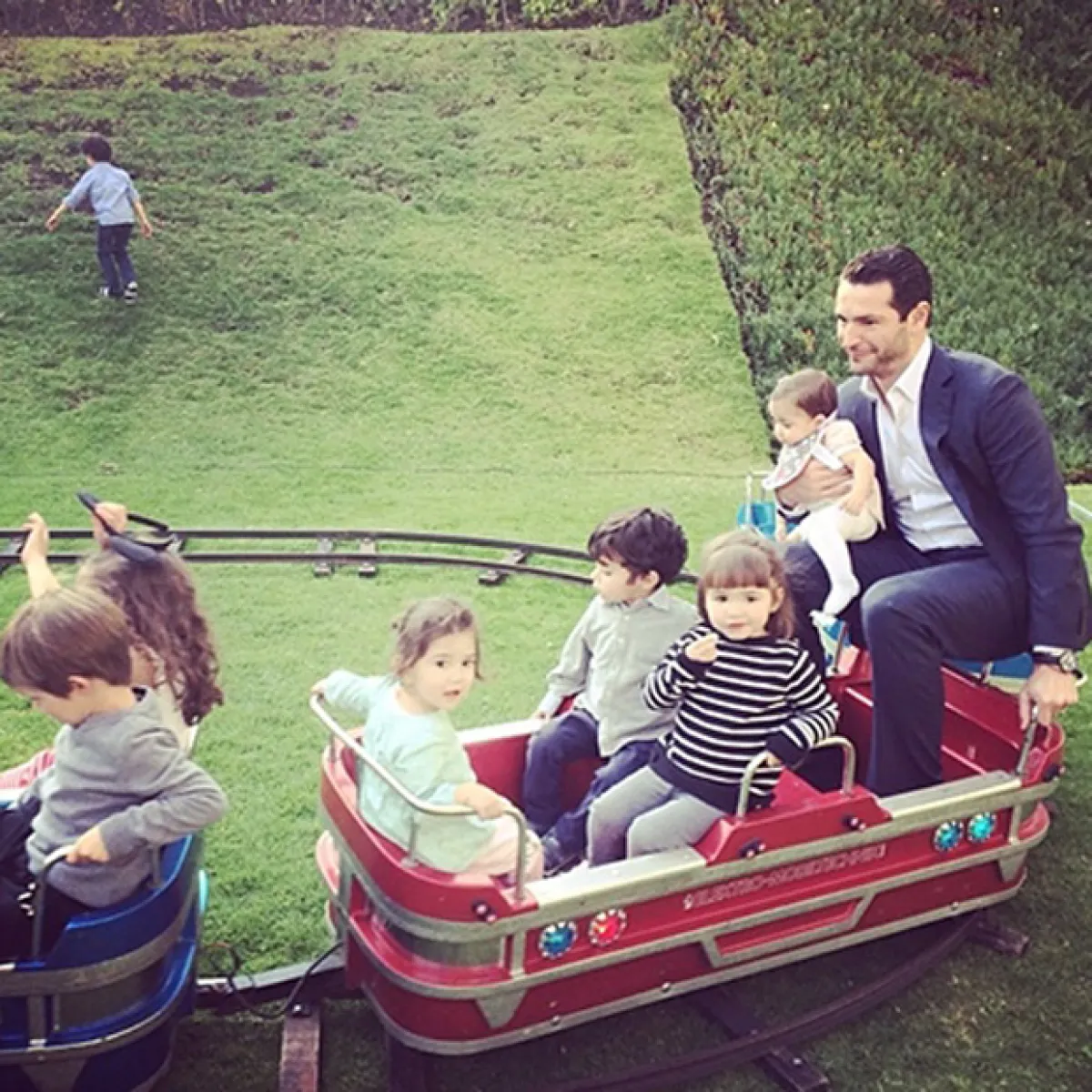 Desde que Mini Jacky era solo un bebé, Martín mostró un gran interés y felicidad por convertirse en su papá.