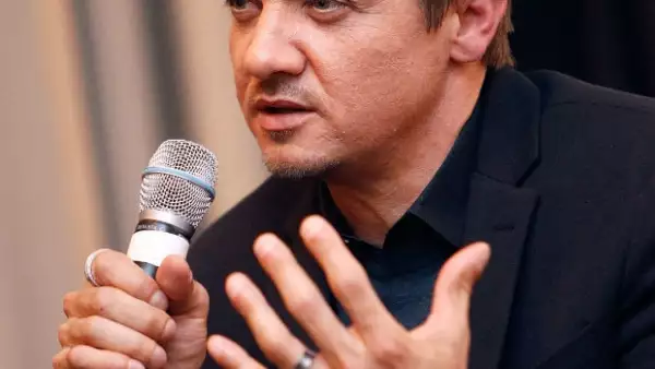El actor de “The Avengers” fue descubierto portando un anillo de casado, por lo que finalmente admitió que llegó al altar con su novia, la modelo Sonni Pacheco.